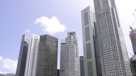 Una-Toma-Panorámica-De-Los-Rascacielos-Junto-Al-Río-Singapur,-Lugar-De-Rifas-En-El-Distrito-Central-De-Negocios-En-Una-Tarde-Soleada