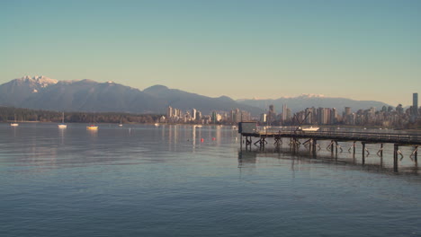 Ein-Sich-Vorwärts-Bewegender-Ausleger-Schoss-An-Einem-Verstümmelten-Zaun-Vorbei-Und-Gab-Den-Blick-Auf-Die-Berge-Und-Die-Innenstadt-Von-Vancouver-Frei