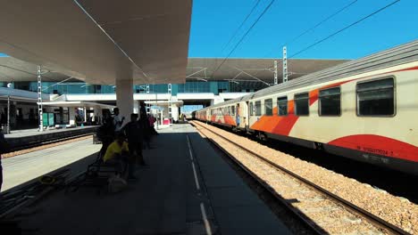 Viajeros-Esperando-El-Tren-A-Fez