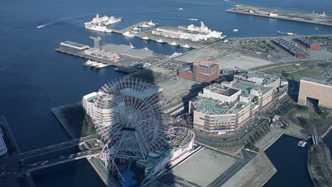 Langsamer-Schwenk-Nach-Unten,-Der-Den-Hafen-Von-Yokohama-Vom-Wahrzeichen-Turm-Von-Yokohama,-Japan,-Zeigt