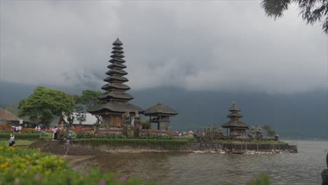 Pura-Ulun-Danu-Tempel-Am-Bratan-See-Auf-Bali,-Touristenattraktion-Am-See