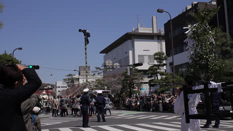 Hombre-Trepando-A-Un-Poste-En-Un-Festival-Que-Se-Celebra-En-Kamakura,-Japón