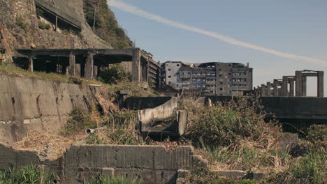 Toma-Estática-De-Edificios-En-Ruinas-En-La-Isla-Gunkanjima,-Nagasaki,-Japón.