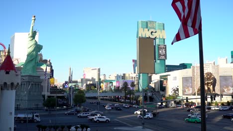 Kreuzung-In-Las-Vegas-Mit-Freiheitsstatue-Und-MGM-Grand-Bei-Sonnenuntergang