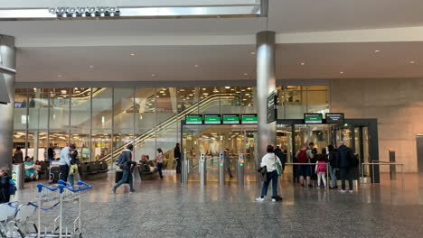 Check-in-1-Am-Flughafen-Zürich,-Eingang-Zur-Sicherheitskontrolle