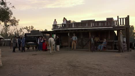Authentische-Cowboy-Wild-West-Szene-Vor-Dem-Saloon
