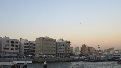 Die-Fassade-Des-Alten-Gold-Souks-In-Deira-Dubai-–-Einer-Geschäftigen-Stadt-Mit-Blick-Auf-Den-Friedlichen-Fluss-Unter-Dem-Strahlend-Blauen-Himmel-–-Weitwinkelaufnahme