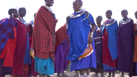 Glückliche-Frauen-Aus-Dem-Afrikanischen-Maasai-Stamm-Im-Traditionellen-Springtanz,-Zeitlupe-Nach-Oben-Geneigt