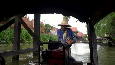 Ein-Bootsmann,-Der-Auf-Einem-Motorboot-Fährt-Und-Auf-Dem-Fluss-In-Bangkok,-Thailand,-Fährt-–-Aus-Nächster-Nähe