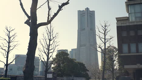 DOF-Blick-Auf-Den-Yokohama-Wahrzeichenturm-Von-Der-Straße-Aus,-Japan