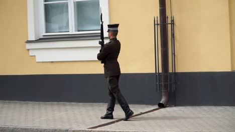 Diensthabender-Soldat-Marschiert-Vor-Dem-Regierungsgebäude-In-Riga