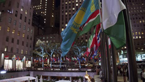 Las-Banderas-De-Las-Naciones-En-La-Noche-Cerca-Del-Centro-Rockefeller.