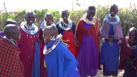 Glückliche-Afrikanische-Maasai-Stammfrauen-Im-Traditionellen-Springtanzwettbewerb,-Zeitlupe
