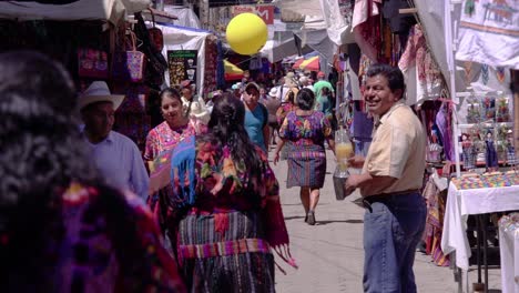 Ureinwohner-Gehen-Durch-Den-Chichi-Markt-In-Guatemala