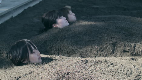 Menschen-Mit-Ihren-Körpern-Im-Heißen-Sand-In-Kagoshima,-Japan