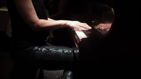 White-woman-is-playing-piano-at-the-jazz-club-in-Chicago