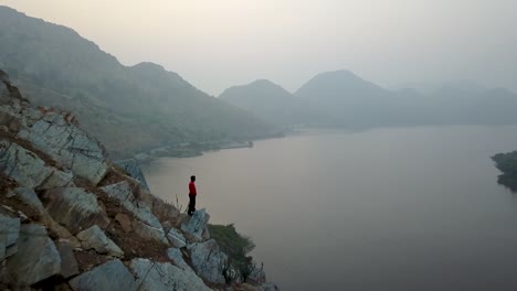 Lago-Badi-En-Un-Día-Brumoso-En-Udaipur,-Rajasthan,-India