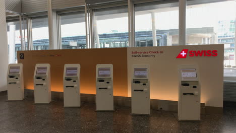 Selbstkontrolle-Am-Flughafen-Zürich,-Ein-Sehr-Schönes-Design