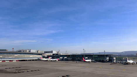 Flughafen-Zürich-Schweiz-Mit-Blauem-Himmel-Und-Dem-Logo-Vom-Flughafen-Zürich