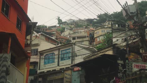 POV-Aufnahme-Einer-Alten-Zerstörten-Straße-Mit-Kabeln-In-Der-Armen-Favela-Von-Rio-De-Janeiro