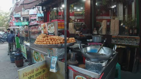Indischer-Lokaler-Straßenverkäufer,-Der-Traditionelle-Lebensmittel-In-Indien-Verkauft