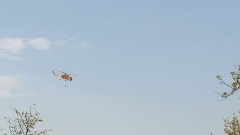 Helicóptero-De-Extinción-De-Incendios-&#39;elvis&#39;-Respondiendo-A-Un-Incendio-Forestal-Rural