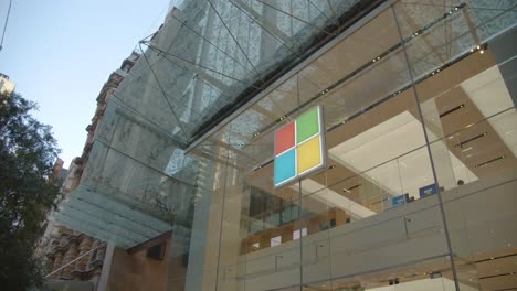 Hohes-„Microsoft“-Gebäude-Mit-Ganzglasfenstern-In-Sydney