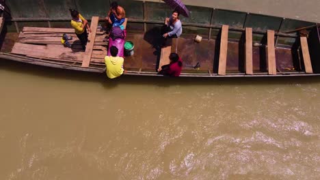 Menschen-Ruhen-In-Einem-Verankerten-Boot-Im-Fließenden-Fluss,-Schmutziges-Wasser,-Huicungo,-Peru