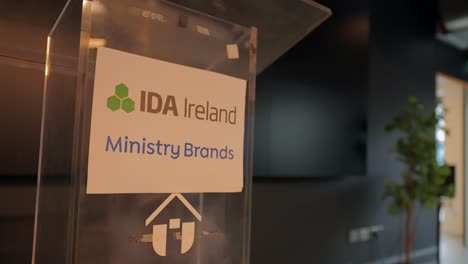 Präsentation-Der-Marken-Von-Ida-Ireland-Und-Ministry-Auf-Einem-Podium-Während-Einer-Veranstaltung