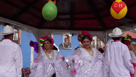 Aufnahme-Eines-Traditionellen-Tanzes-In-Paaren-Mit-Traditioneller-Kleidung-In-Hidalgo,-Mexiko