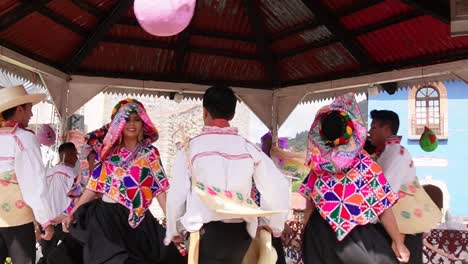 Aufnahme-Eines-Traditionellen-Paartanzes-Mit-Traditioneller-Bauernkleidung-In-Mineral-Del-Chico,-Mexiko