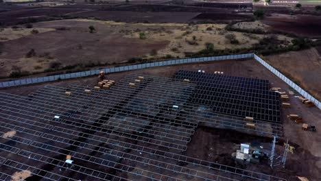 Eine-Luftbildkamera-Verfolgt-Die-Installation-Von-Solarmodulen-In-Einem-Solar-Photovoltaik-Kraftwerk-In-Indien