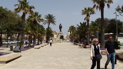 Fußgängerzone-Und-Christus-König-Statue-In-Der-Nähe-Des-Stadttors-Von-Valletta