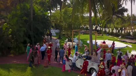 Eine-Drohnenaufnahme-Von-Braut-Und-Bräutigam-Bei-Der-Ankunft-Im-Kenilworth-Resort-In-Süd-Goa,-Indien