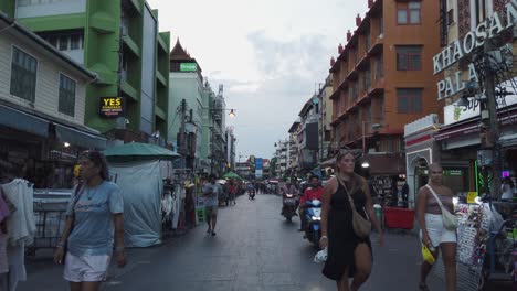 Fußgänger-Und-Motorroller-Teilen-Sich-Die-Belebte-Thanon-Khao-San-Street-In-Bangkok