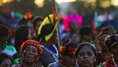 Verschiedene-Stämme-Schließen-Sich-Zusammen,-Um-Gegen-Den-Verlust-Des-Lebensraums-Im-Amazonas-Regenwald-Zu-Protestieren