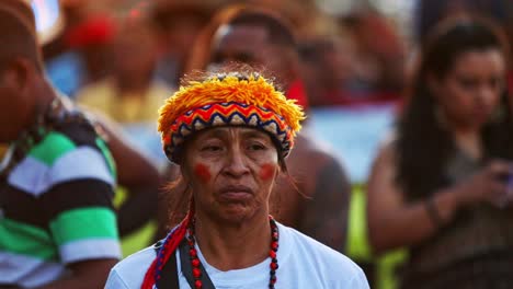Eine-Indigene-Frau-In-Brasilien-Marschiert-Zum-Kongress,-Um-Gegen-Die-Abgrenzung-Indigenen-Landes-Zu-Protestieren