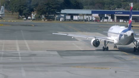 Avión-Rodando-Hasta-La-Terminal-Después-Del-Aterrizaje.