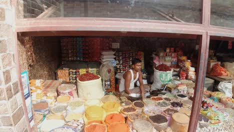Indischer-Mann-Allein-Auf-Dem-Straßenmarkt,-Der-Gewürze-In-Gurugram,-Indien,-Verkauft