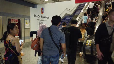 Commuters-crowd-onto-escalators,-avoid-stairs-in-Bangkok-BEM-subway