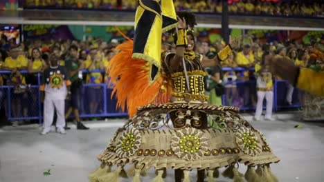 Carnaval-dancer-and-dwarf-photographer-in-Rio-de-Janeiro,-Brazil