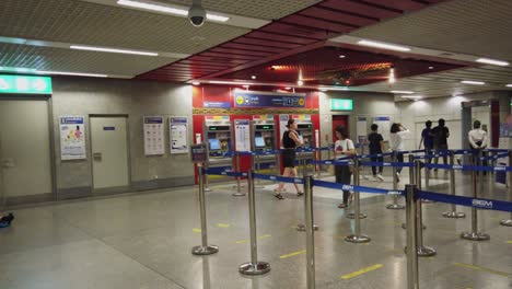 POV-Beim-Betreten-Der-U-Bahn-Station-Bem-In-Der-Innenstadt-Von-Bangkok,-Thailand