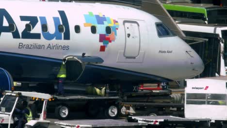 Flugzeug-Der-Brasilianischen-Fluggesellschaft-Azul-Parkte-Am-Flughafen-Gate