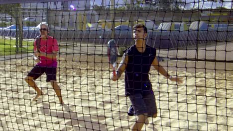 Junger-Mann-Schlägt-Beach-Tennisball-Im-Zeitlupenspiel