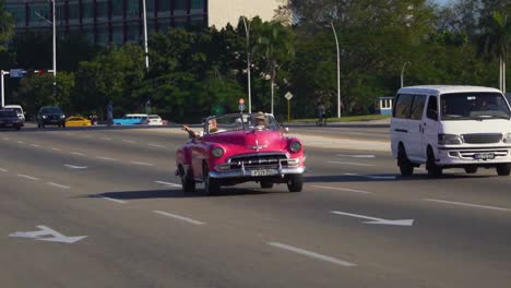 Handkamerafahrt-Von-Oldtimern-In-Havanna,-Kuba