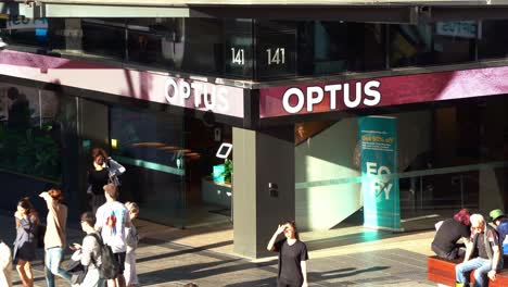 Optus-Flagship-Store-Im-Queen-Street-Mall-In-Brisbane,-Tagsüber-Voller-Studenten-Und-Fußgänger-In-Der-Mitte-Des-Platzes-Im-Zentralen-Geschäftsviertel