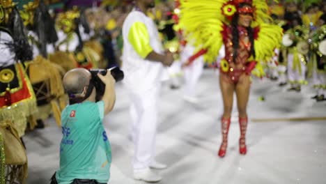 Carnaval-dancer-applause-in-Rio-de-Janeiro,-Brazil