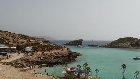 Gente-En-La-Playa-De-La-Laguna-Azul-En-La-Isla-De-Comino,-Malta,-En-Abril