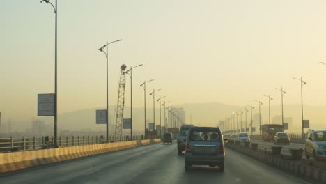 Conduciendo-Un-Automóvil-Por-La-Autopista-De-Mumbai-Hacia-Panvel,-Lonavala,-Pune-Al-Hermoso-Amanecer-Con-Un-Hermoso-Paisaje-Montañoso-En-El-Fondo,-India