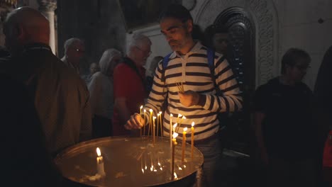 Brennende-Kerzen-In-Der-Grabeskirche